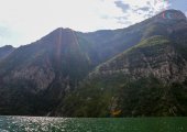 Paysage de lac, photographié à partir du bateau