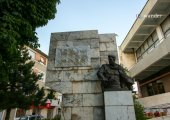 Monument dans une rue piétonne de Korça